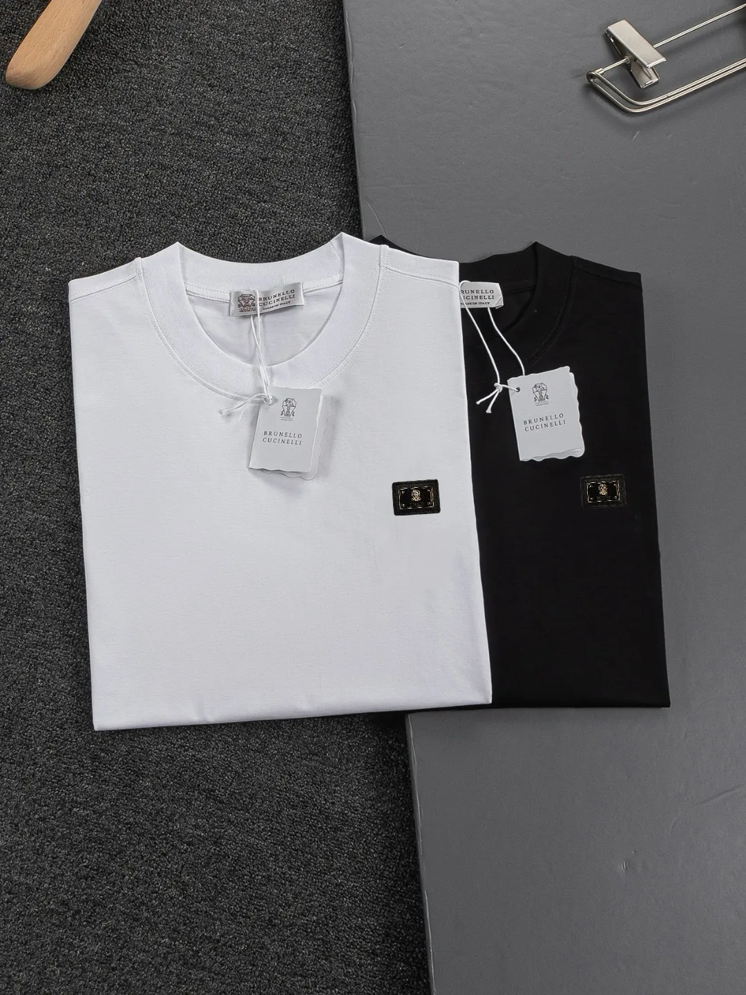 BRUNELLO CUCINELLI Brunello Cucinelli counter Same Style round neck short-sleeved T-shirt customized cotton fabric! Designed with brand logo leather tag! Strong three-dimensional effect! The overall highly breathable and soft texture is more prominent, and the full cotton texture induces extreme comfort. A must-have item for Premium people, complete with original accessories and accessories! Same Style for men and women! Color: Black White Size: S-xx L